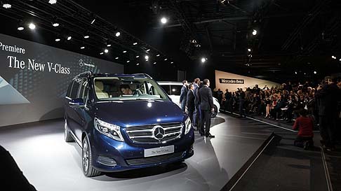 Mercedes-Benz - Stilisticamente la vettura ricalca gli stilemi tipici del brand, come dimostra la presenza della mascherina del radiatore verticale con la Stella centrale tridimensionale e i gruppi ottici abbinati alla tecnologia LED. Il cofano motore appare scolpito. 