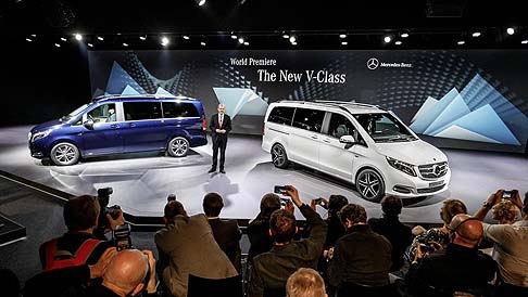 Mercedes-Benz - Pi ricca la versione Classe V AVANTGARDE, che aggiunge: sedili e volante in pelle, luci soffuse ambient, inserti in look legno, fari LED High Performance con Intelligent Light System, lunotto apribile separatamente.