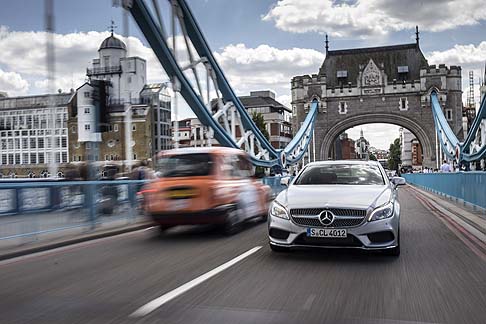 Mercedes-Benz - Stile e soluzioni tecnologicamente avanzate caratterizzano la nuova generazione della coup CLS, punto di riferimento per la sua categoria in fatto di eleganza e dinamismo.