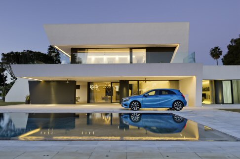 Mercedes - La nuova generazione della Mercedes Classe A � pronta ad entrare nel segmento delle compatte spinta dal vento di interessanti novit�, che potranno ulteriormente stimolare la curiosit� dei potenziali clienti.