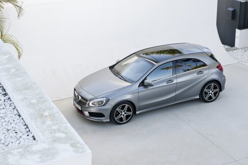Mercedes - La nuova Classe A  unauto completamente nuova, nei minimi dettagli che ha offerto ai designer della Stella lopportunit di cominciare da un foglio di carta bianca, per realizzare la nuova icona del marchio.
