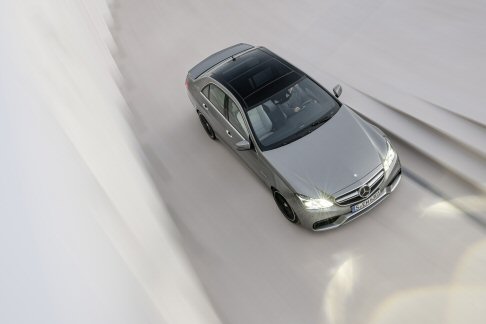 Mercedes-Benz - Gli interni della E 63 AMG S sono personalizzabili ed offrono cuciture di contrasto grigie sui sedili sportivi AMG. 