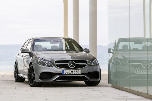Mercedes-Benz - Con uno scatto da 0 a 100 km/h in 3,6 secondi, la E 63 AMG modello S occupa una posizione di leader. Oltre all'aumento della potenza svolge un ruolo importante anche la trazione integrale 4MATIC AMG.