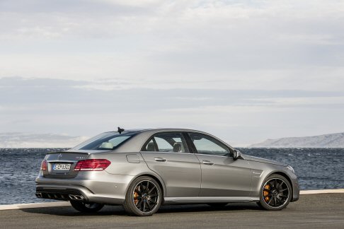 Mercedes-Benz - Per quanto riguarda, invece, la trazione integrale, questa ripartisce la coppia del motore per il 33 % sull'asse anteriore e per il 67 % sull'asse posteriore.