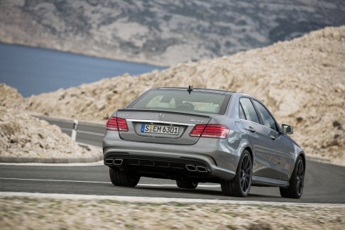Mercedes-Benz - Tutti i modelli E 63 AMG sono dotati di assetto sportivo RIDE CONTROL AMG con sistema di sospensioni a regolazione elettronica. L'asse anteriore presenta sospensioni meccaniche, quello posteriore sospensioni pneumatiche AIRMATIC.