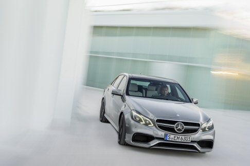 Mercedes-Benz - Tra gli elementi pi interessanti troviamo la griglia del radiatore Twin blade AMG cromata color argento e la A-Wing, elemento deflettore che si estende su tutta la larghezza dello spoiler anteriore AMG.