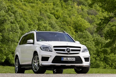 Mercedes - Mercedes GL 63 AMG si arricchisce di nuove fasce paraurti, di nuovi cerchi in lega da 21 pollici, di nuove appendici aerodinamiche, di quattro nuovi terminali di scarico incastonati allinterno del paraurti posteriore, di un nuovo spoiler. 