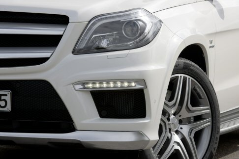 Mercedes - Tutto il carattere del veicolo , tuttavia, espresso dal potente 5,5 litri V8 bi-turbo benzina della gamma AMG, in grado di erogare ben 525 CV e 700 Nm di coppia massima, che salgono a 557 CV e 760 Nm di coppia massima per la versione Performance.