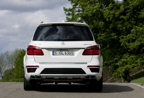 Mercedes - Il suv sportivo vanta, inoltre, il sistema di regolazione automatica delle sospensioni AMG Ride Control, oltre allActive Curve System che stabilizza il corpo vettura. 