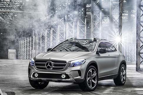 Mercedes-Benz - Questa nuova concept car offre caratteristiche incisive come il possente cofano motore con curvature ellittiche e la mascherina sportiva del radiatore.