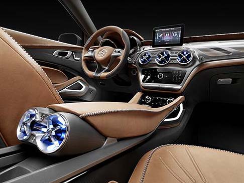 Mercedes-Benz - Tra le dotazioni pi innovative di questa concept vanno segnalati i fari anteriori muniti di un proiettore laser.