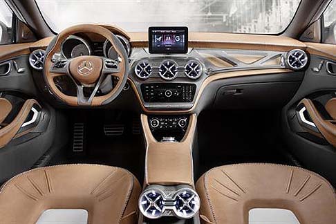 Mercedes-Benz - Il Concept GLA dispone di due videocamere HD alloggiate sul roof rail nella parte anteriore del tetto, che consentono di effettuare riprese tridimensionali durante la marcia.