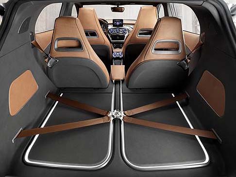 Mercedes-Benz - Il Concept GLA coniuga un design dinamico con la grande versatilit di unauto per il tempo libero, le cui prestazioni sono assicurate dal potente quattro cilindri turbo a benzina da 1.991 cm3 e 155 kW (211 CV).
