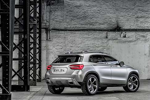 Mercedes-Benz - Gli specchi retrovisori esterni, montati su due sostegni e protetti da una griglia, sottolineano lo stile SUV, insieme alla protezione antincastro anteriore. 