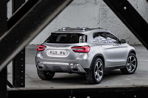 Mercedes-Benz - Forza e superiorit vengono espresse anche nella vista laterale, dove spiccano i cerchi da 20 pollici dal design a cinque razze a turbina asimmetrica, abbinati a pneumatici 255/45 R 20.