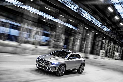 Mercedes-Benz - Gli interni sono in linea con lo stile delle nuove compatte del marchio. A bordo della vettura dominano i rivestimenti in pelle e le superfici in alluminio scuro galvanizzato.