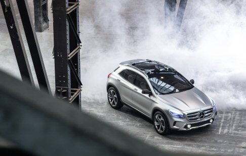 Mercedes-Benz - La plancia portastrumenti  realizzata in pi strati. Sulla superficie rivestita in pelle poggia una struttura portante in alluminio lucido e opaco che sostiene anche tutti gli strumenti. 