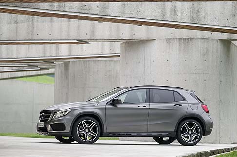 Mercedes-Benz - Il primo suv compatto della gamma risulta estremamente maneggevole in citt, grazie ad una lunghezza pari a 4417 mm, ad una larghezza di 1804 mm per unaltezza pari a 1494 mm. 