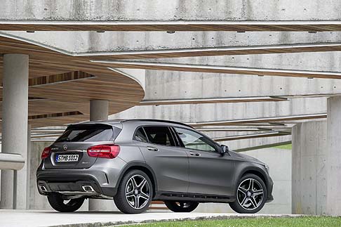 Mercedes-Benz - Sulla Mercedes GLA sono state adottate numerose misure per ridurre il rumore del vento realizzando unulteriore sigillatura del giunto tra il portellone e le guarnizioni del tetto e laterali sul portellone