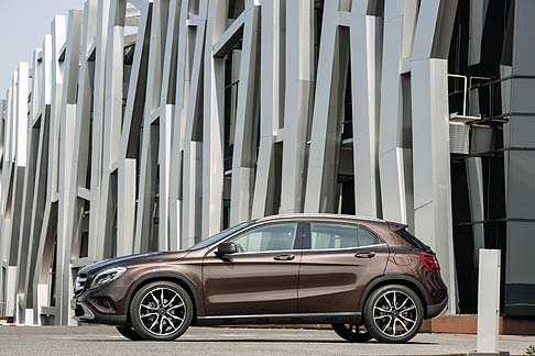 Mercedes-Benz - Il telaio della Mercedes CLA dispone di un asse anteriore McPherson e un retrotreno multilink indipendenti.