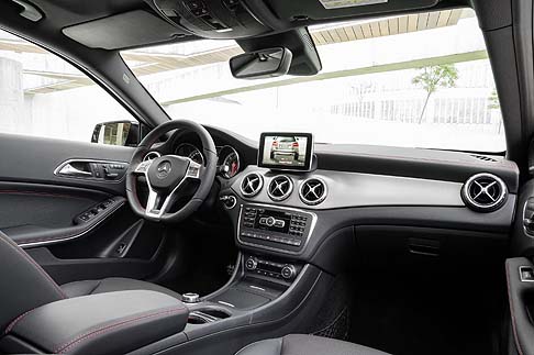 Mercedes-Benz - Interni vettura della Mercedes GLA, il cui lancio commerciale  previsto a partire dal 2014, parteciper in veste di premiere al prossimo Salone di Francoforte