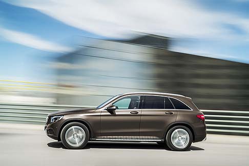 Mercedes-Benz - A bordo prevale un’atmosfera moderna, elegante e sportiva allo stesso tempo.