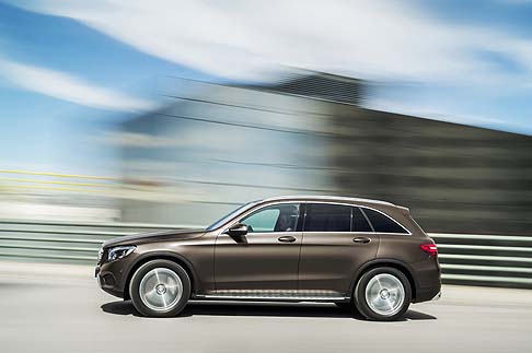 Mercedes-Benz - A bordo prevale unatmosfera moderna, elegante e sportiva allo stesso tempo.