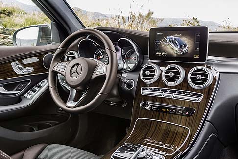 Mercedes-Benz - Sul mercato italiano sono disponibili gli allestimenti Executive, Business, Sport, Exclusive e Premium.