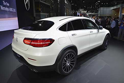 Mercedes-Benz - Il nuovo GLC Coup  disponibile in otto versioni: i clienti possono scegliere tra quattro motori diesel e quattro a benzina, un modello ibrido plug-in e uno firmato Mercedes-AMG.