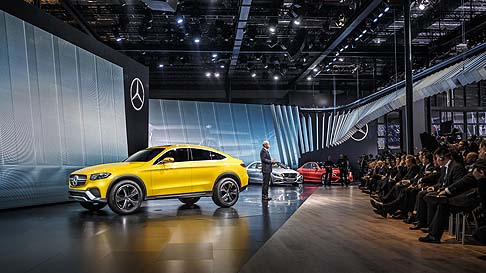 Mercedes-Benz - Lunga 4,73 metri e con un passo di 2,83 metri, la concept si propone con un corpo vettura muscoloso e filante