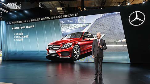 Mercedes-Benz - In coda risaltano i quattro terminali di scarico lucidi in acciaio legato, alloggiati a coppie sopra lA-Wing. 