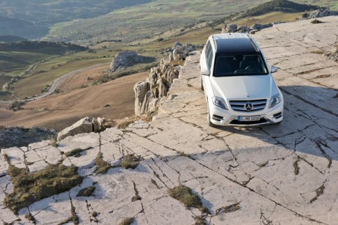 Mercedes - I motori della Mercedes GLK risultano particolarmente efficienti senza rinunciare alle prestazioni. 