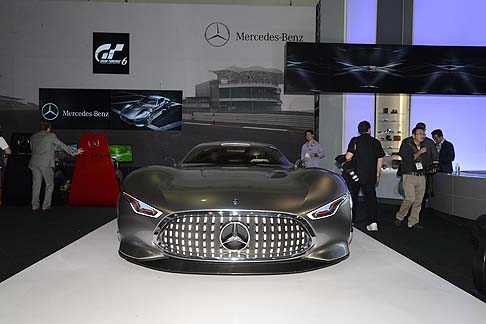 Mercedes-Benz - Ali di gabbiano e forme avveniristiche per la show car del Salone di Los Angeles Mercedes AMG Vision Granturismo, nata da un progetto che ha coinvolto i designer Mercedes-Benz dedicato al nuovo capitolo della saga creata per PlayStation 3. 