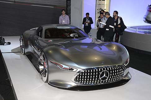 Mercedes-Benz - Le proporzioni tipiche delle sportive del marchio vengono reinterpretate. Il lungo cofano motore si inserisce armoniosamente nellabitacolo.
