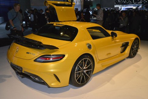 Mercedes-Benz - Con un peso in ordine di marcia di 1.550 kg, il rapporto peso/potenza della SLS AMG Black Series  pari a 2,45 kg/CV. 