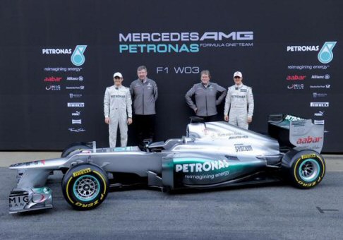 Mercedes - La nuova Mercedes non offre grandi novit� estetiche, limitate al muso rialzato, elemento in comune altri team, mentre le linee appaiono pi� fluide rispetto alla Rossa di Maranello.