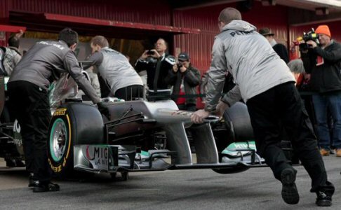 Mercedes - Intanto nei test mattutini Vettel domina ed ottiene il miglior tempo nel secondo test pre-stagionale a Barcellona, girando in 1�23�343 davanti alla Force India di Hulkenberg.