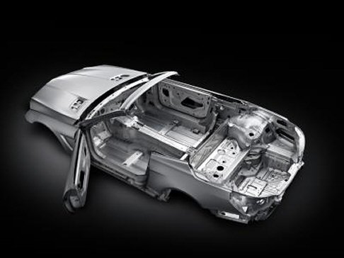 Mercedes - La gamma delle unit prevede la presenza dei recenti motori a iniezione diretta di benzina V6 e V8, abbinati allo Start&Stop e al cambio automatico a sette rapporti.