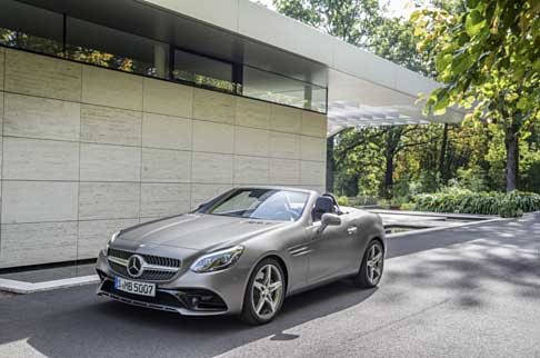 Mercedes-Benz - La stella rinnova la roadster della propria gamma definendola con la nuova denominazione SLC.