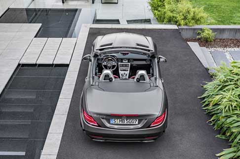 Mercedes-Benz - L’hard-top ripiegabile della SLC coniuga il piacere della guida con un comfort senza compromessi.