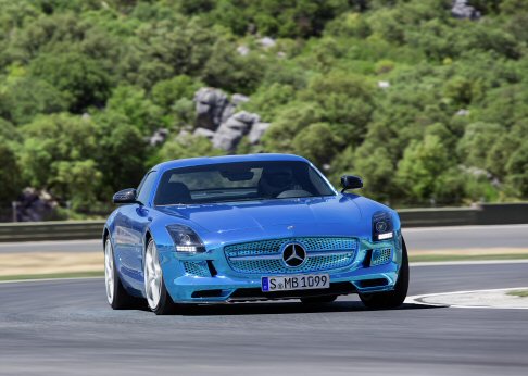 Mercedes - Ogni motore raggiunge un regime massimo di 13.000 giri/min e aziona una sola delle quattro ruote per mezzo di un sistema di trasmissione con un differenziale su ciascun asse. 