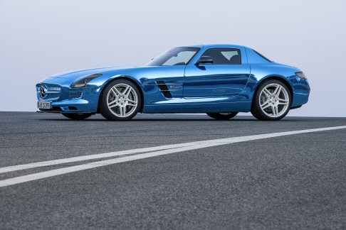 Mercedes - La SLS AMG Coup Electric Drive si rivolge agli appassionati delle supersportive aperti a soluzioni high-tech. 