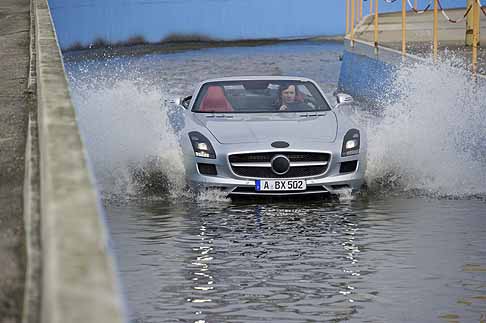 Mercedes-Benz - Mercedes SLS AMG Roadster prova su pista bagnata