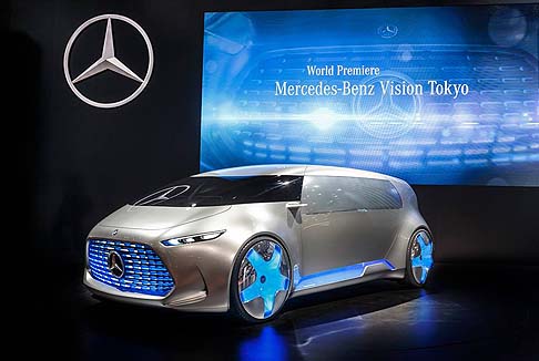 Mercedes-Benz - Al posto del tradizionale parabrezza la Vision Tokyo dispone di una superficie vetrata continua. 