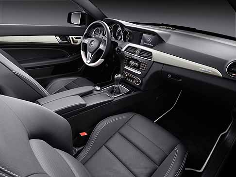 Mercedes-Benz - Mercedes Classe C Coup interni della vettura sportiva. Mercedes Coup Classe C interni