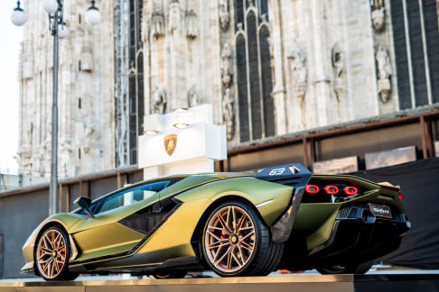 Lamborghini - Nella passeggiata all’aperto, oltre 60 costruttori consentono di osservare i propri modelli