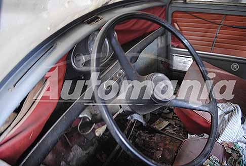 Scoperte Auto da Sogno by Automania - Mini del 1960 dettaglio volante e interni rovinati, che sicuramente anno bisogno di un restauro