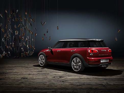 Mini - La MINI Clubman Concept rientra a pieno titolo nella gamma Mini, riconoscibile per i tipici stilemi della gamma. Agile, come ogni vettura del brand, la vettura offre una linea del tetto slanciata che anticipa lampia offerta di spazio disponibile a bordo.