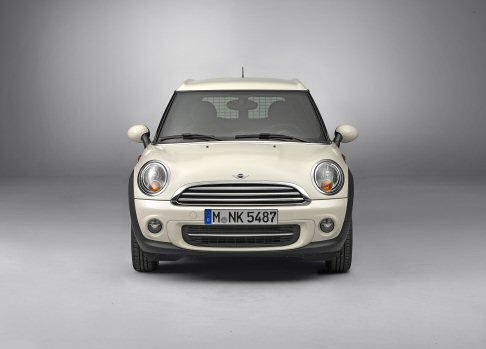 Mini - Il modello dingresso  la MINI One Clubvan, equipaggiata con il motore da 1.600 cm3 con comando valvole variabile. Lunit eroga 98 CV di potenza, permettendo di accelerare da 0 a 100 km/h in 11,1 secondi.