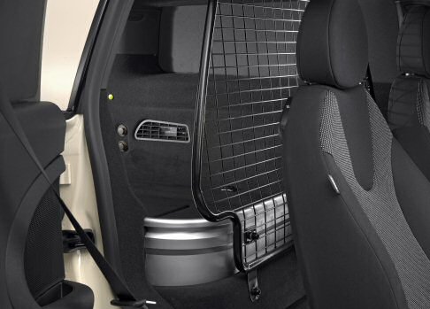 Mini - Le tonalit in catalogo sono quattro: Pepper White ed Ice Blue, British Racing Green metallizzato e Midnight Black metallizzato.